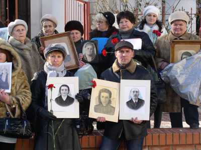 ...ricordando simbolicamente quegli anni cos� tragici in cui tanti italiani furono deportati e uccisi tra il silenzio del mondo